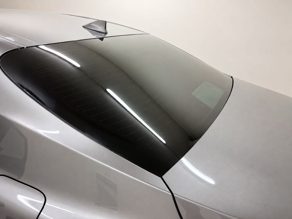 Detail zadního skla s fólií vozu Toyota Camry – Magen Glass Brno