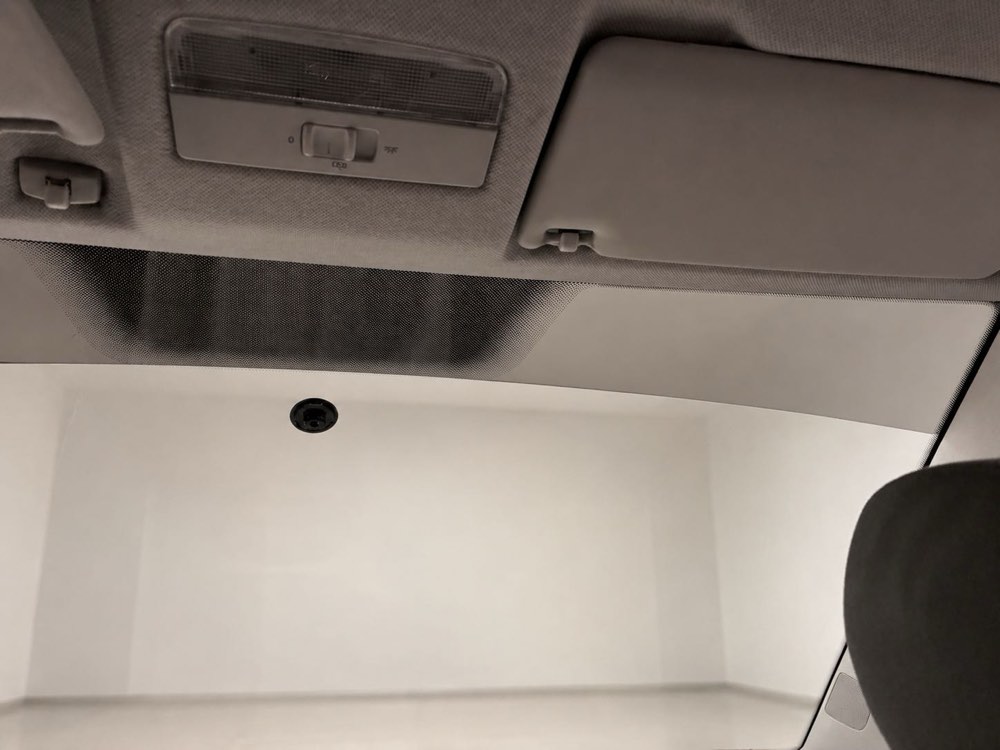 Detail přechodu fólie na čelním skle zevnitř vozu – Magen Glass Brno