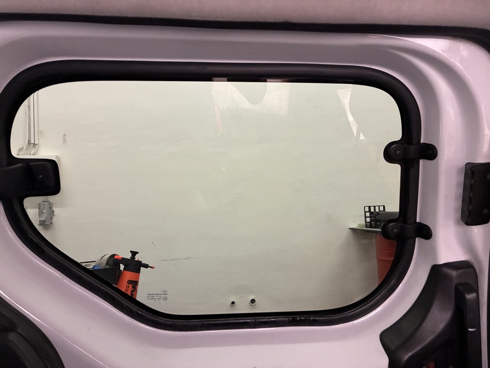 Autofólie na voze Dacia – Magen Glass Brno