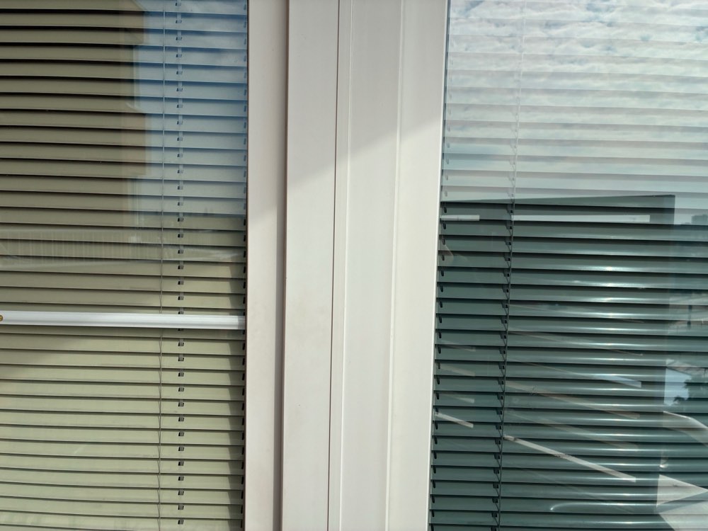 Rozdíl prostupu světla u okna s fólií a bez fólie – Magen Glass Brno